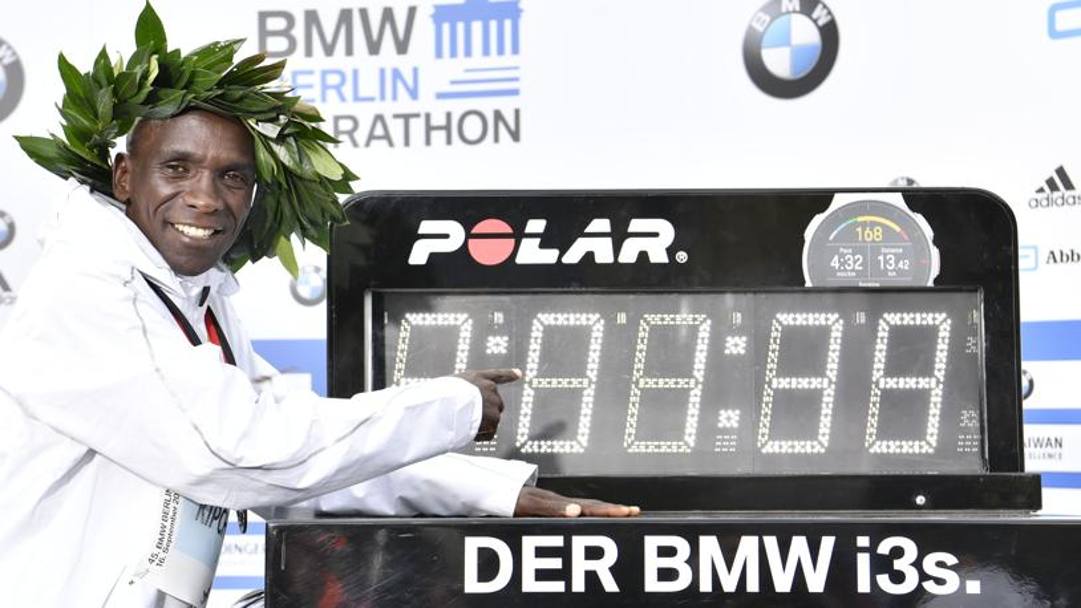 In posa con il nuovo record del mondo nella maratona. AFP